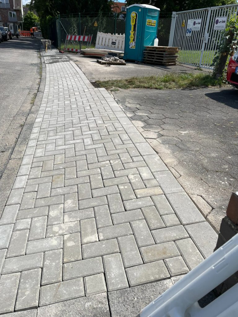 Gehweg im Fischgrätverband