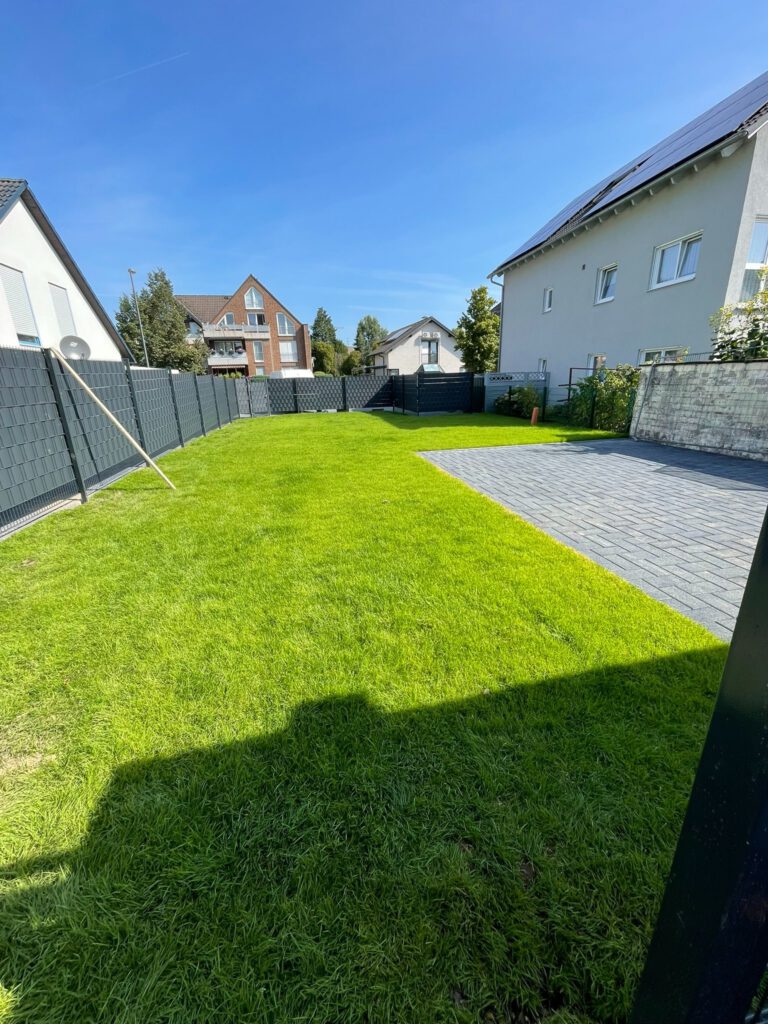 Rasenfläche in einem von ATTA-BAU angelegten Garten