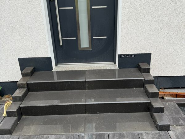 Hauseingang mit Stufen und Plattenbelag in Köln-Longerich