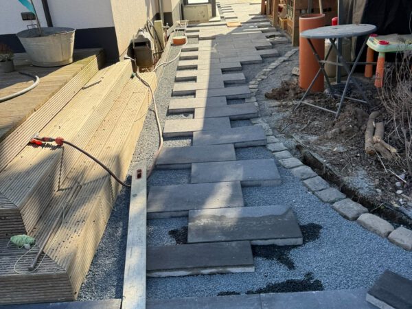 Plattenweg im Bau mit Randsteinen in Köln-Longerich