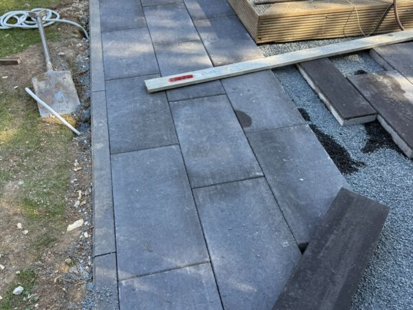 Verlegung von Gehwegplatten in Köln-Longerich