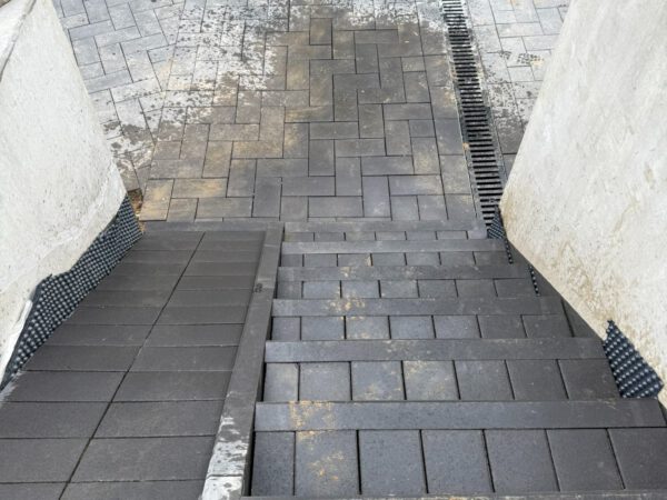 Gepflasterte Einfahrt mit Entwässerungsrinne in Pulheim-Brauweiler