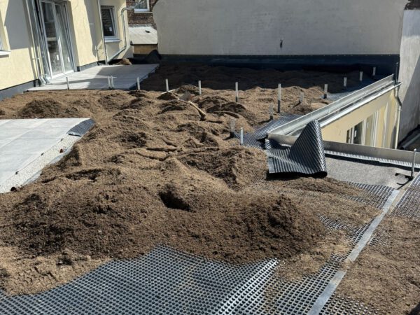 Rasengitter und Erdarbeiten am Neubau in Pulheim-Brauweiler