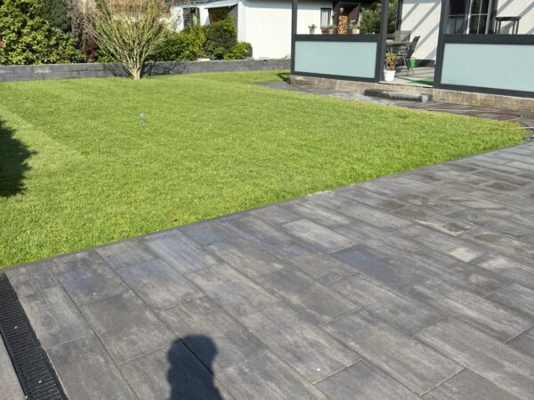 Rasen und Plattenfläche am Einfamilienhaus in Köln-Longerich