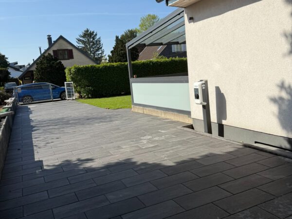 Plattenfläche am Hauseingang in Köln-Longerich