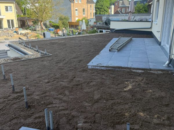 Plattenfläche und vorbereitete Gartenfläche am Neubau in Pulheim-Brauweiler