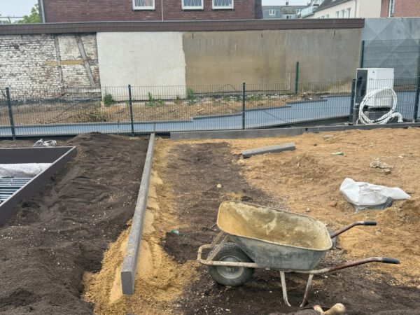 Erdarbeiten mit Schubkarre am Neubau in Pulheim-Brauweiler