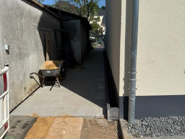 Seitlicher Weg am Neubau in Pulheim-Brauweiler
