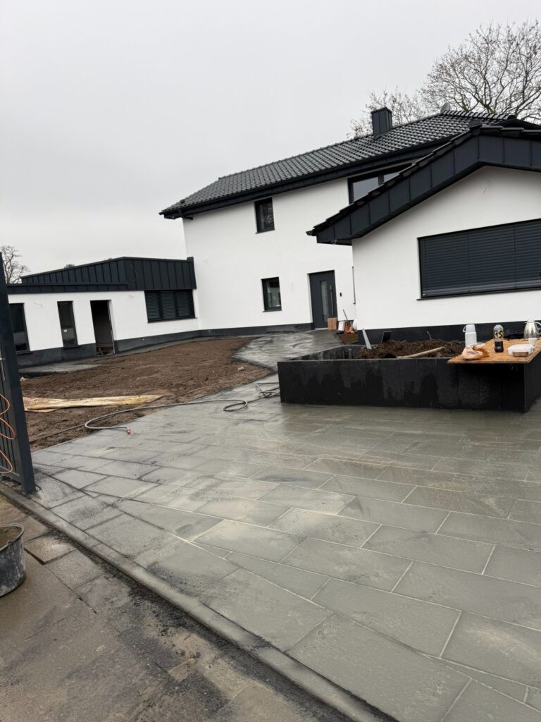 Einfahrt und Vorplatz aus Großformatplatten an einem Neubau
