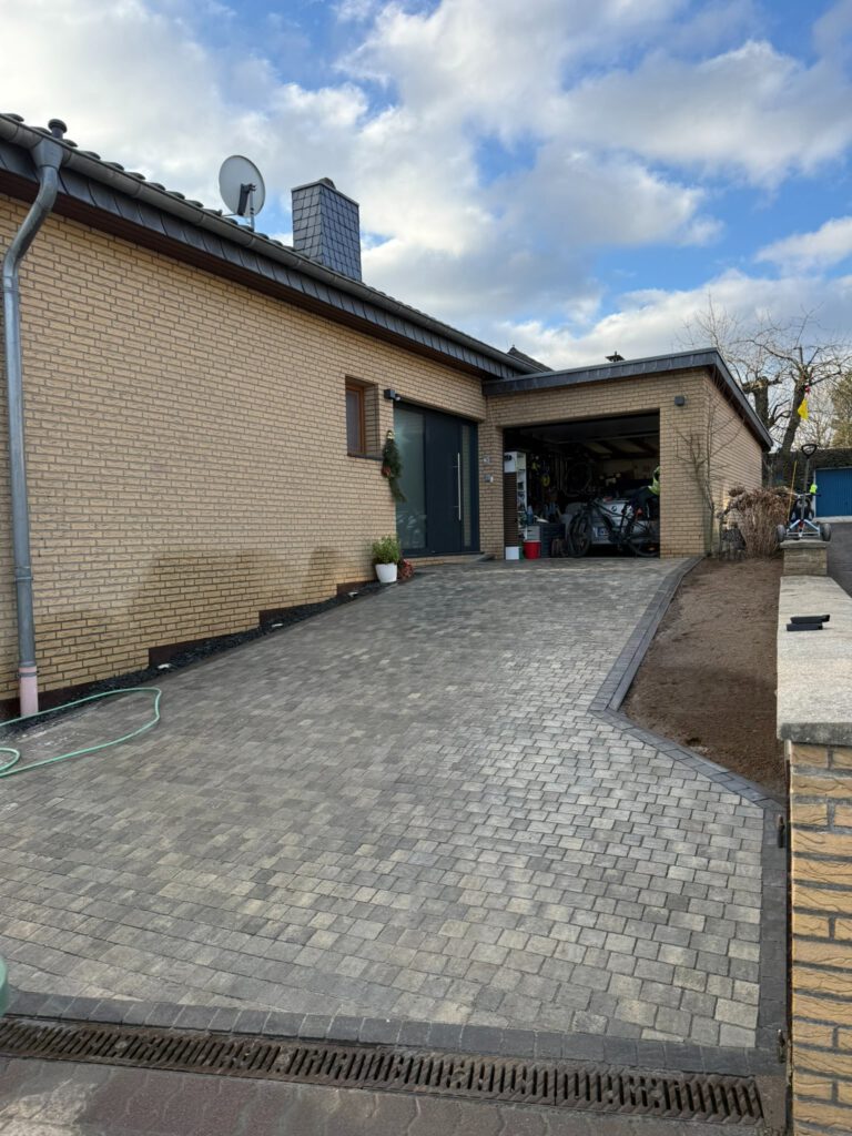 Einfahrt mit Pflaster im Wildverband in Königswinter