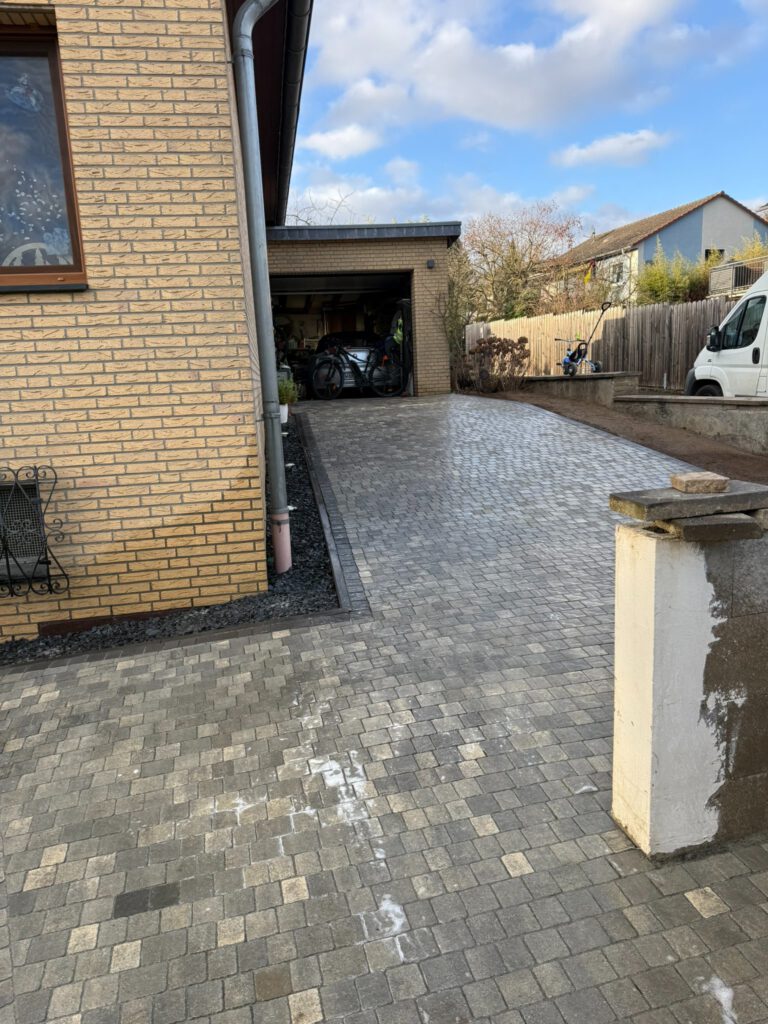 Gepflasterte Einfahrt vor einer Garage in Königswinter