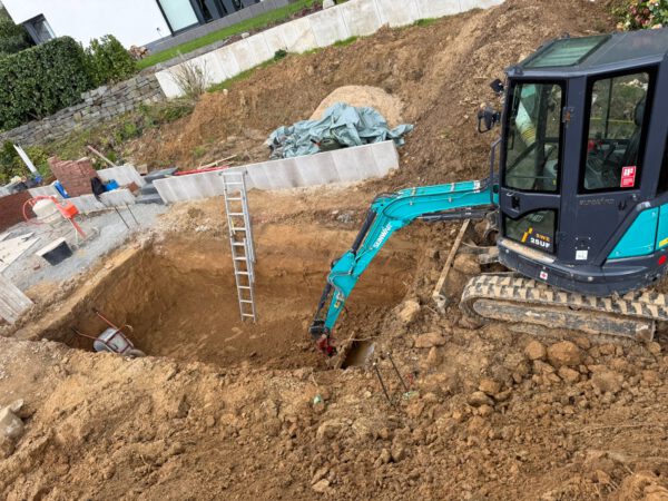Aushub am Hang mit Minibagger in Burscheid