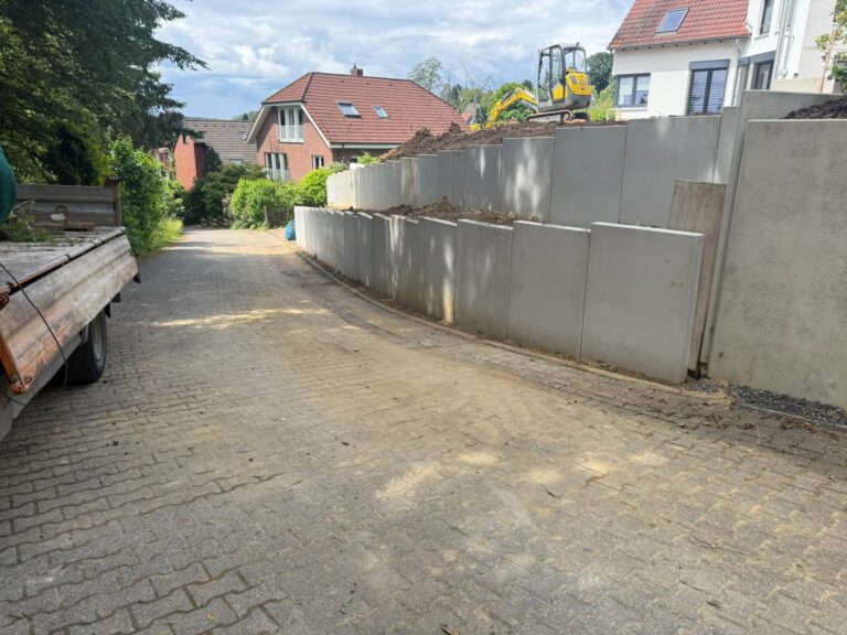 Hofeinfahrt mit Stützmauer aus L-Steinen