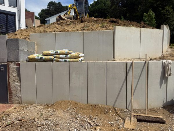 Wand aus L-Steinen in Burscheid