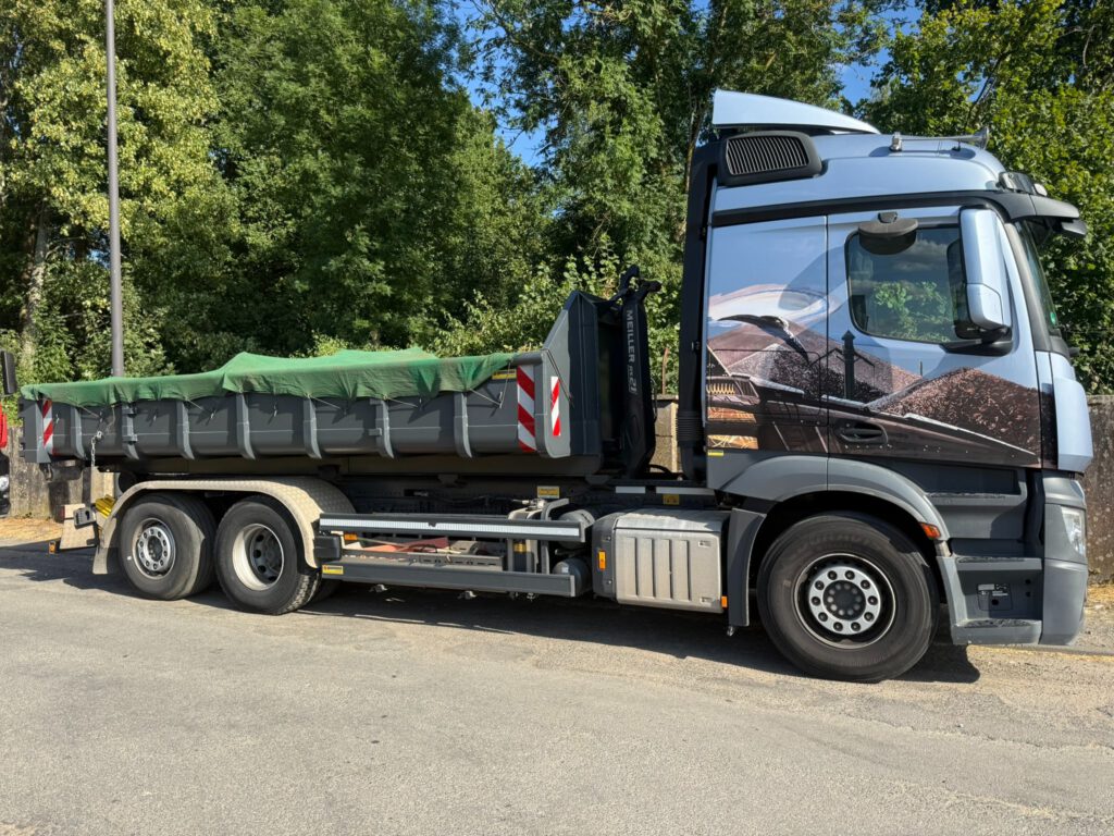 LKW mit Abrollkipper von ATTA-BAU