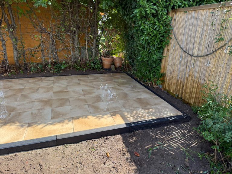 Terrasse in einer Gartenecke