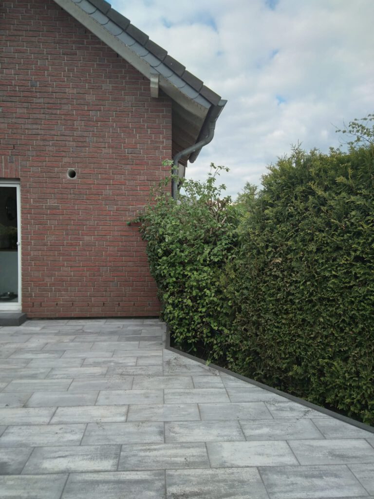 Terrasse vor einer Hecke